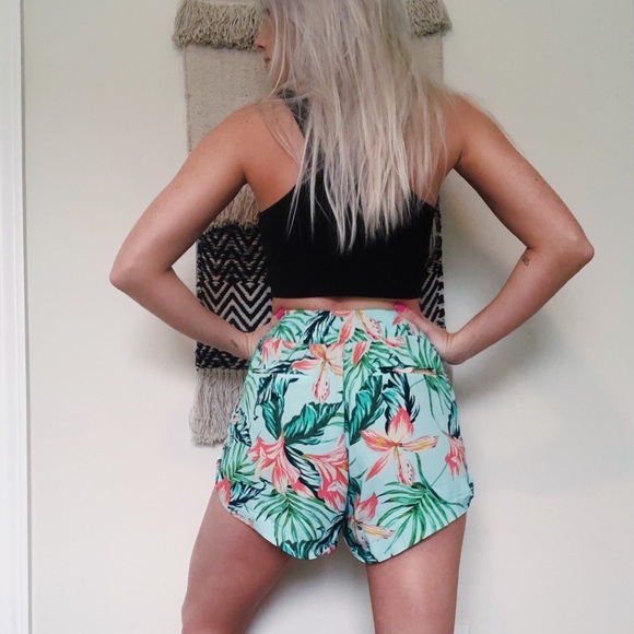 MinkPink Tropical Shorts - Picture 4 of 6